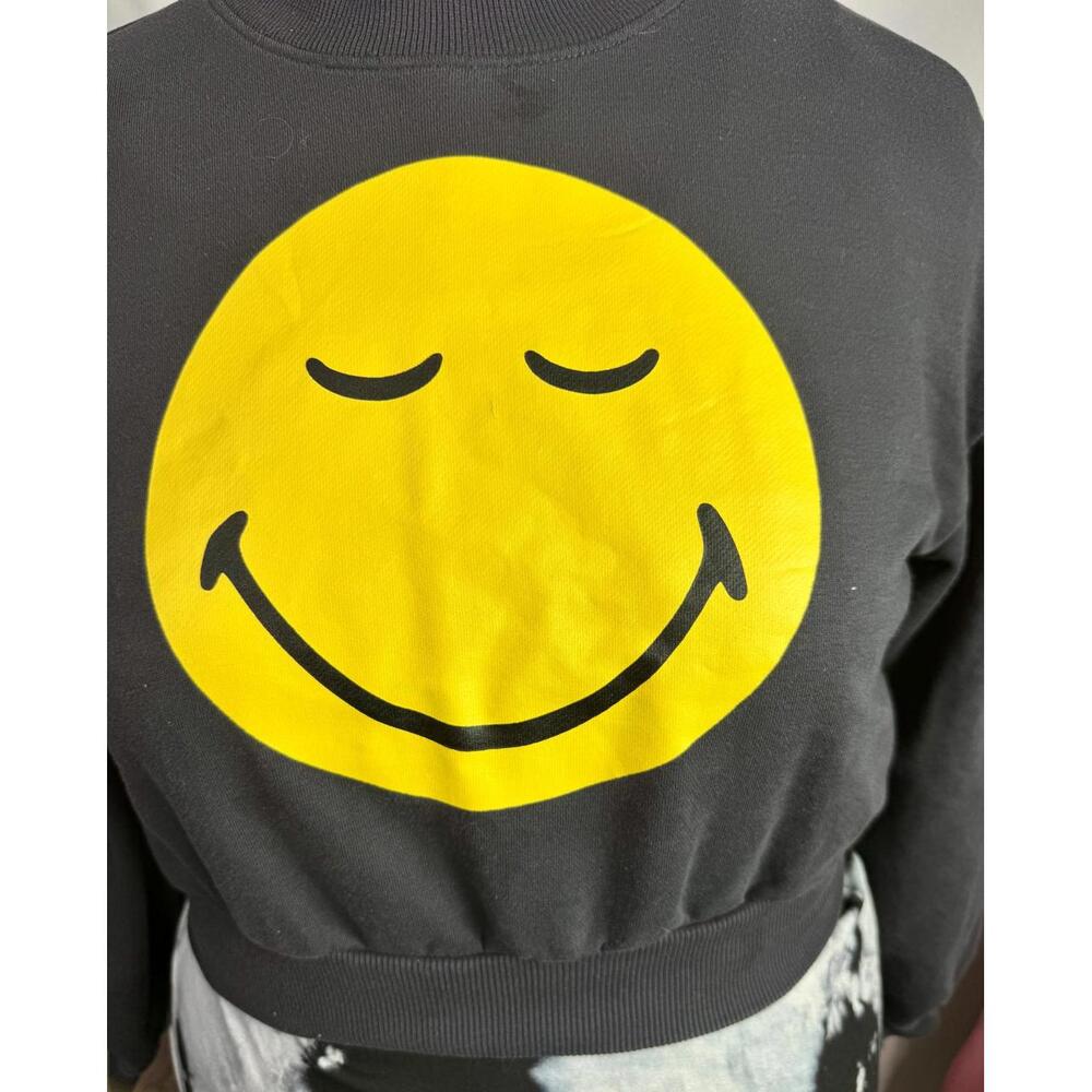SmileyWorld Cropped Sweatshirt | Gray Graphic Crewneck M Retro Streetwear Vibe